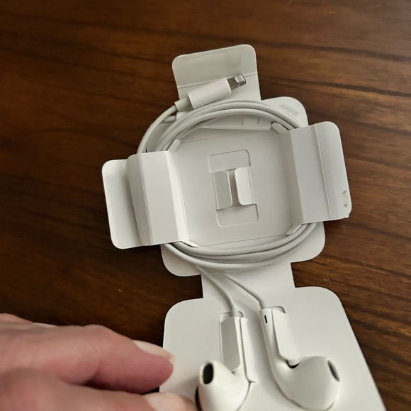Apple wired Earpods with lightning connector - Picture 2 of 3